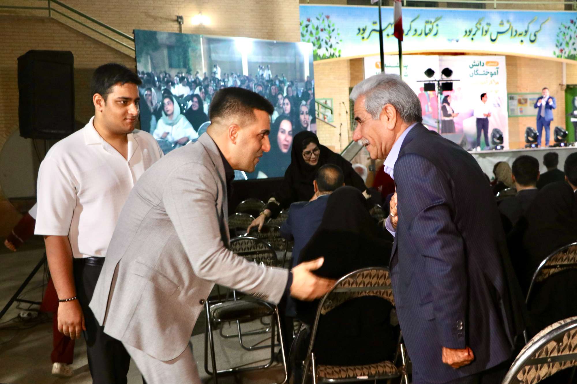 گزارش دورهمی دانش آموختگان